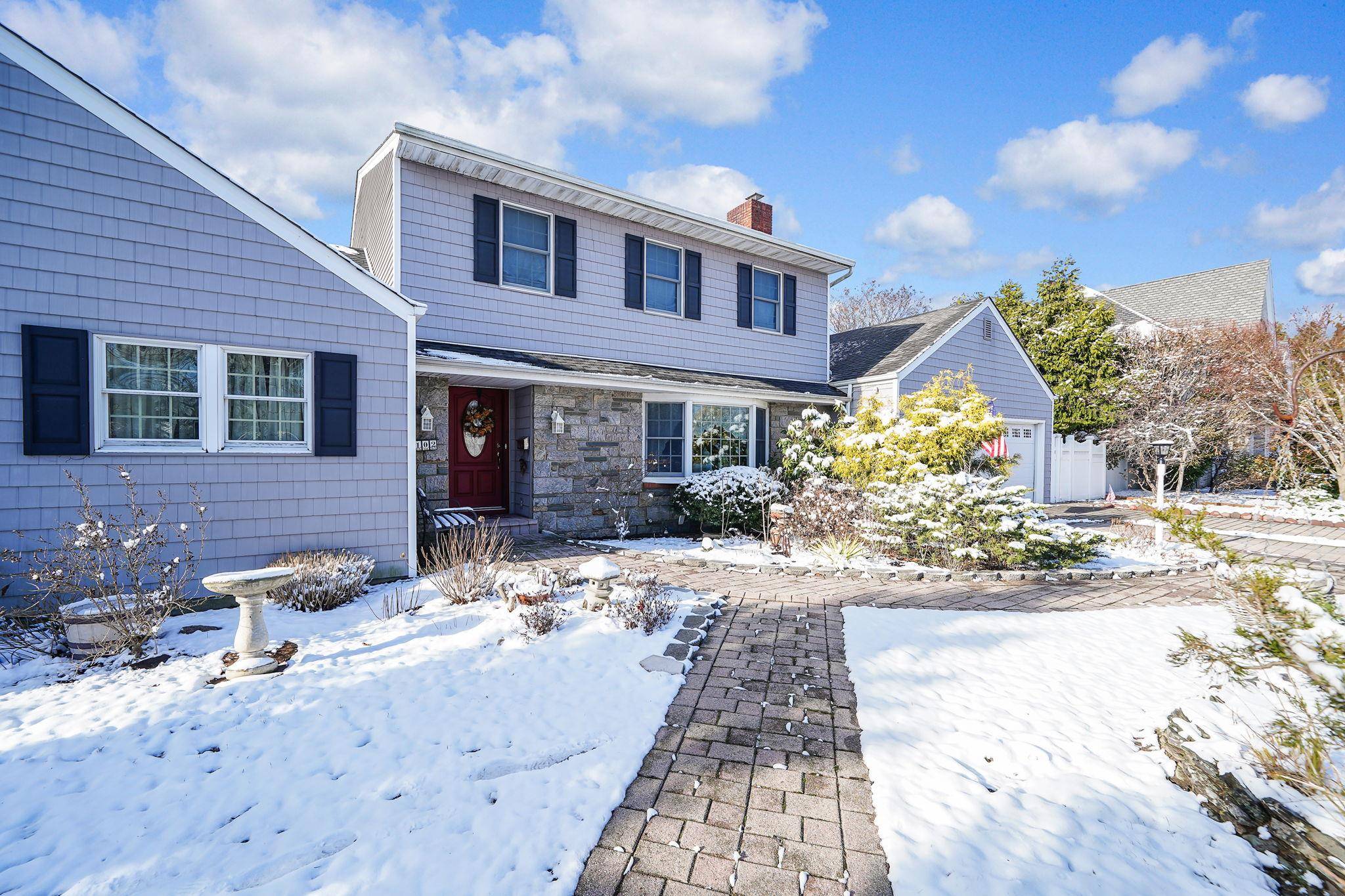 West Islip, NY 11795,102 Wagstaff