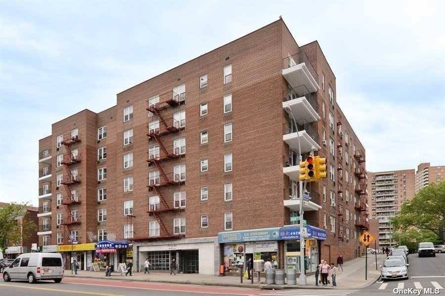 Flushing, NY 11354,42-95 Main ST #4