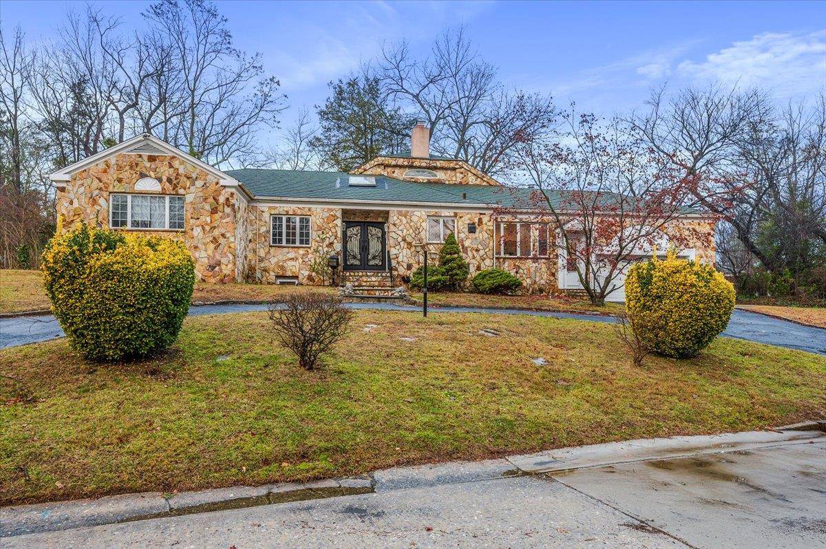 Great Neck, NY 11021,18 Locust DR
