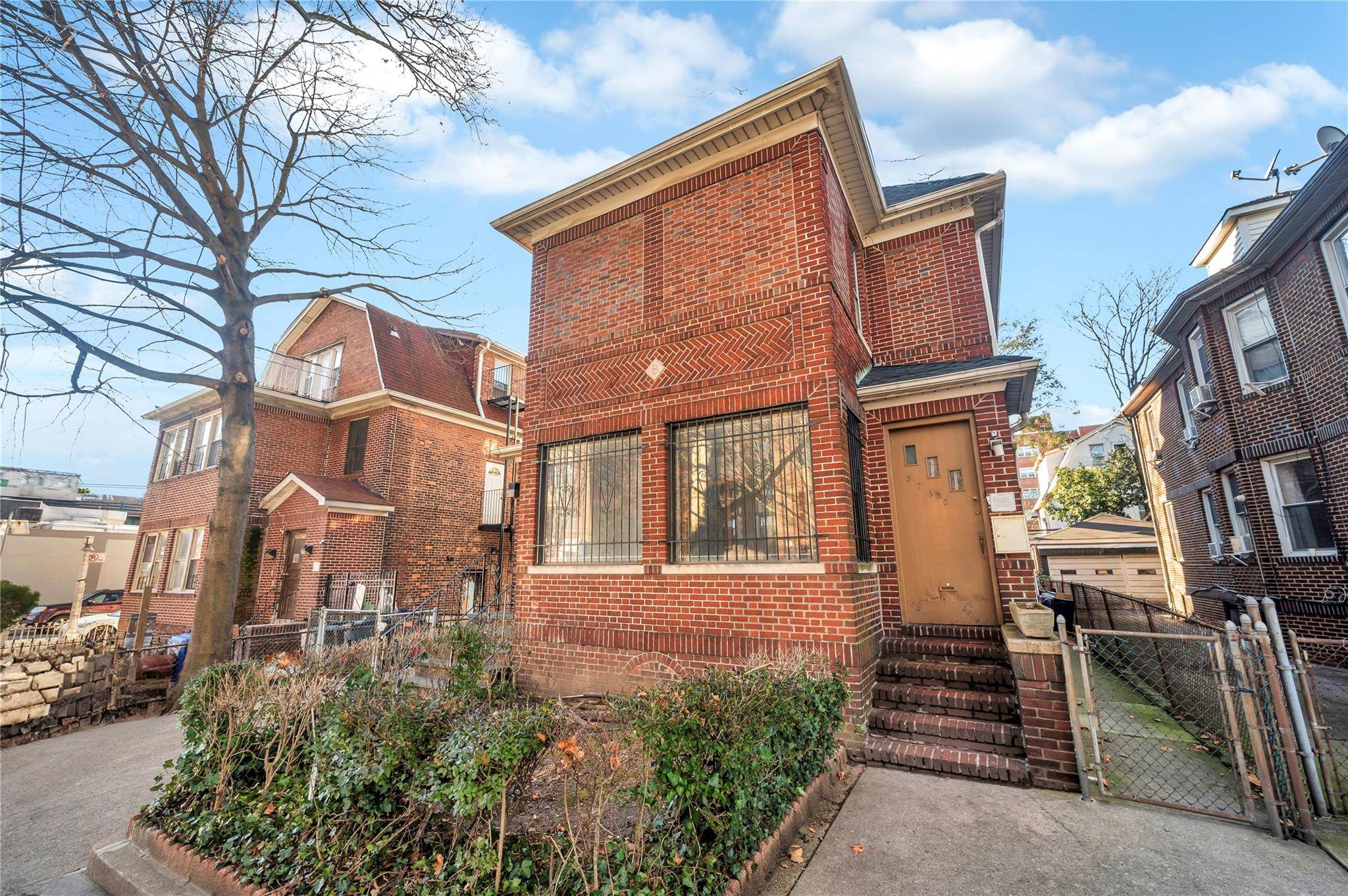 Jackson Heights, NY 11372,37-52 77th ST