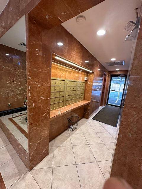 Great Neck, NY 11021,21 Bond ST #2H