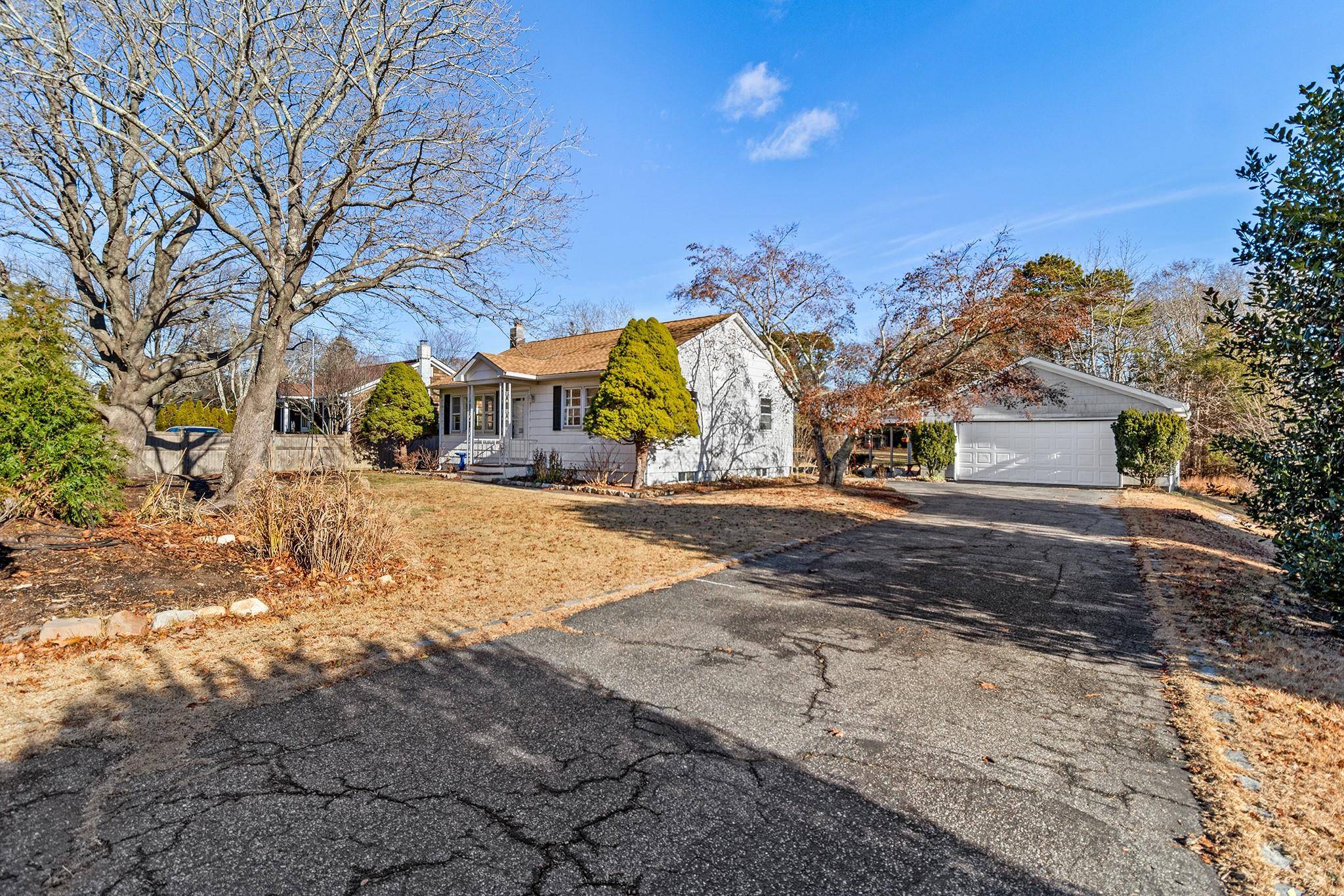 Hampton Bays, NY 11946,186 Wakeman RD