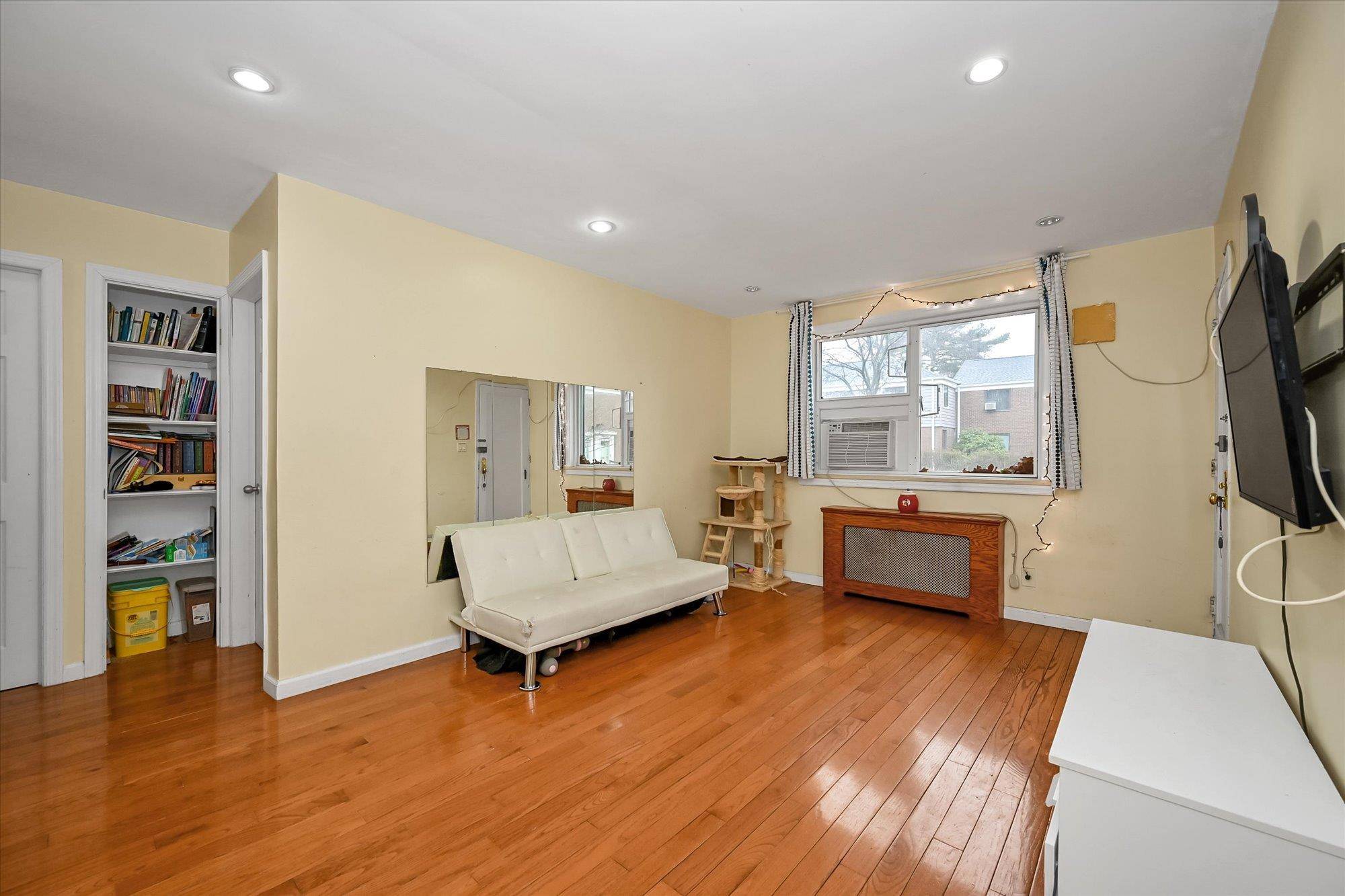 Oakland Gardens, NY 11364,67-39 Bell Blvd #lower floor