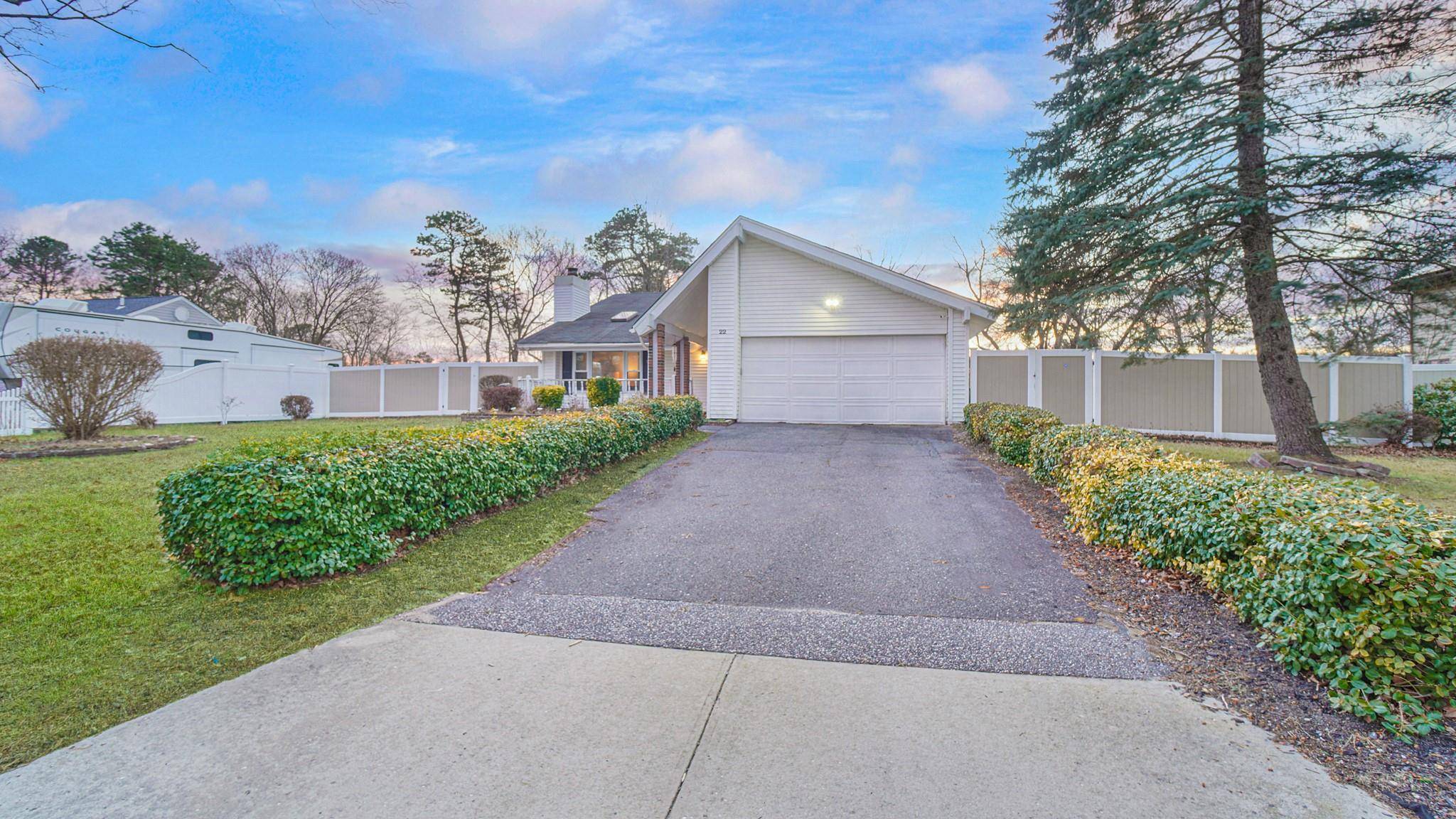 Coram, NY 11727,22 Glenmere LN