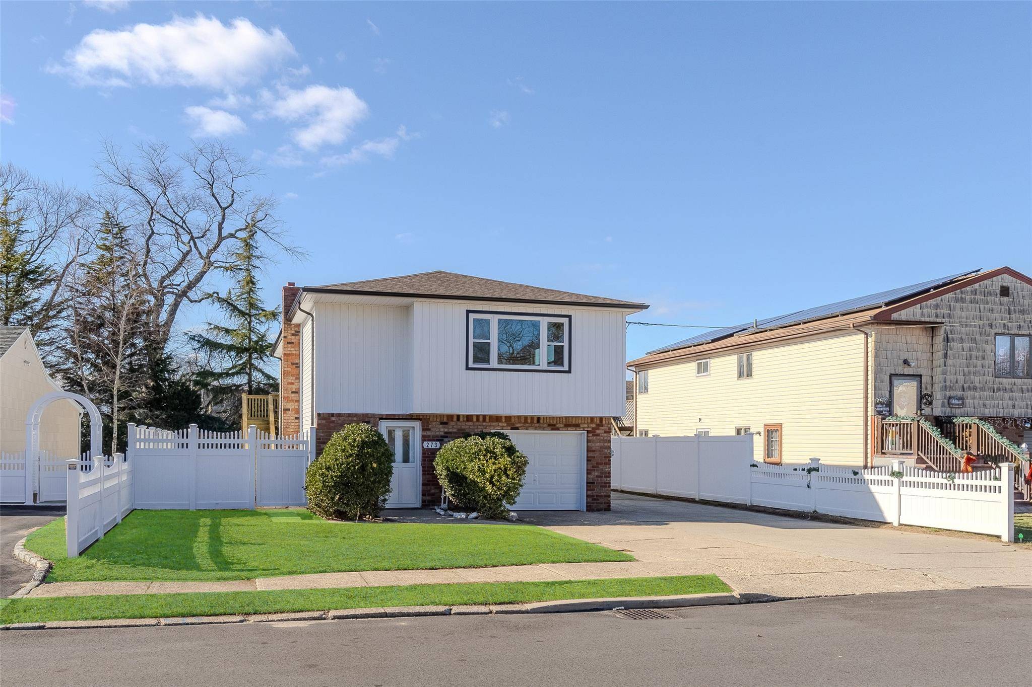 Lindenhurst, NY 11757,273 N 6th ST