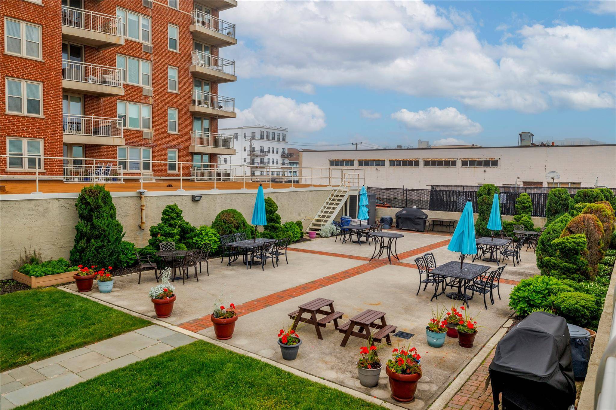 Long Beach, NY 11561,560 W Broadway #4G
