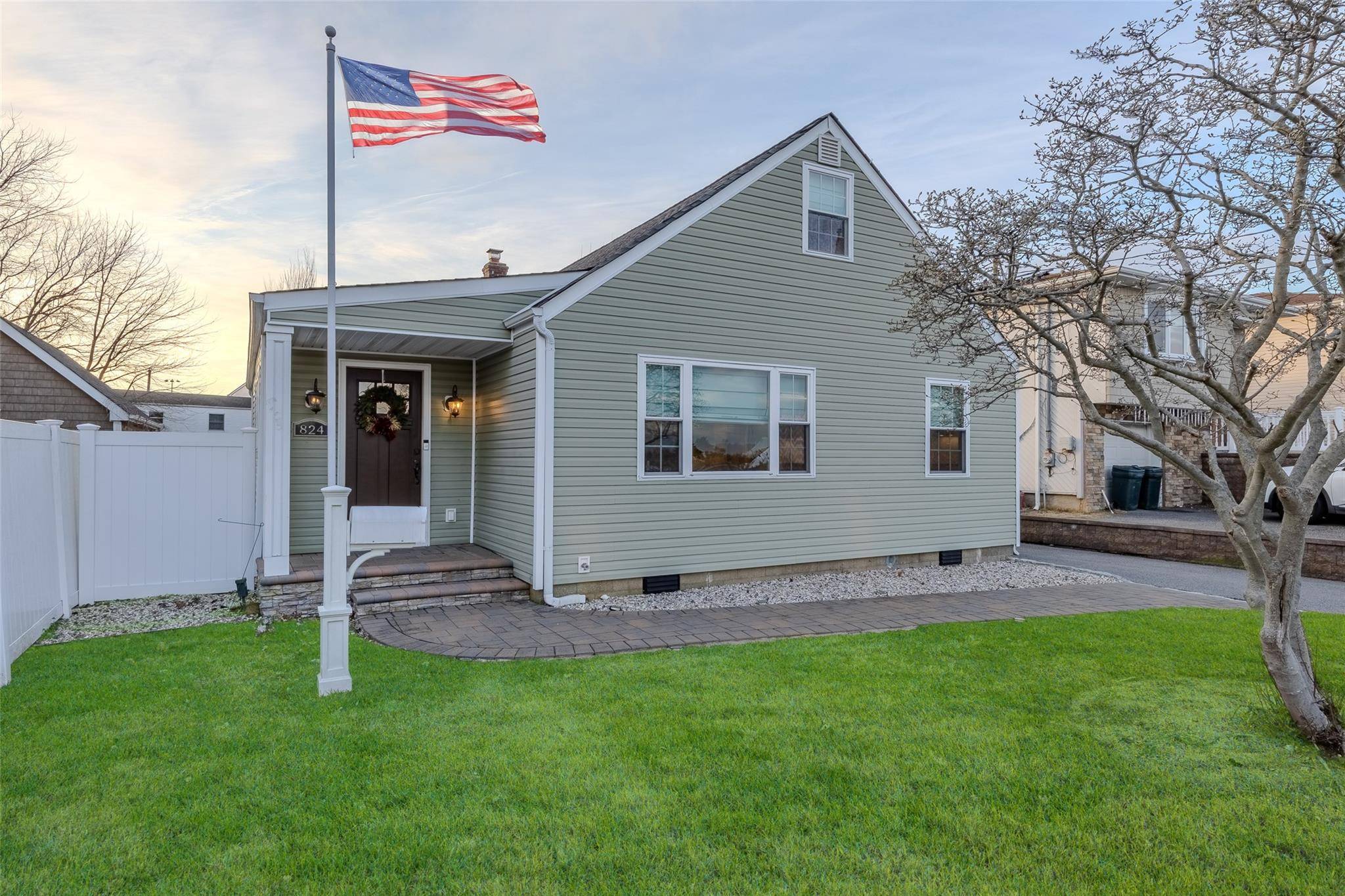 Lindenhurst, NY 11757,824 Venetian BLVD