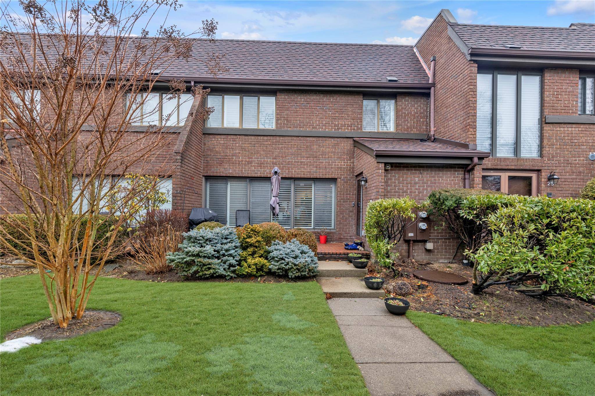 Roslyn, NY 11576,23 Fox Ridge