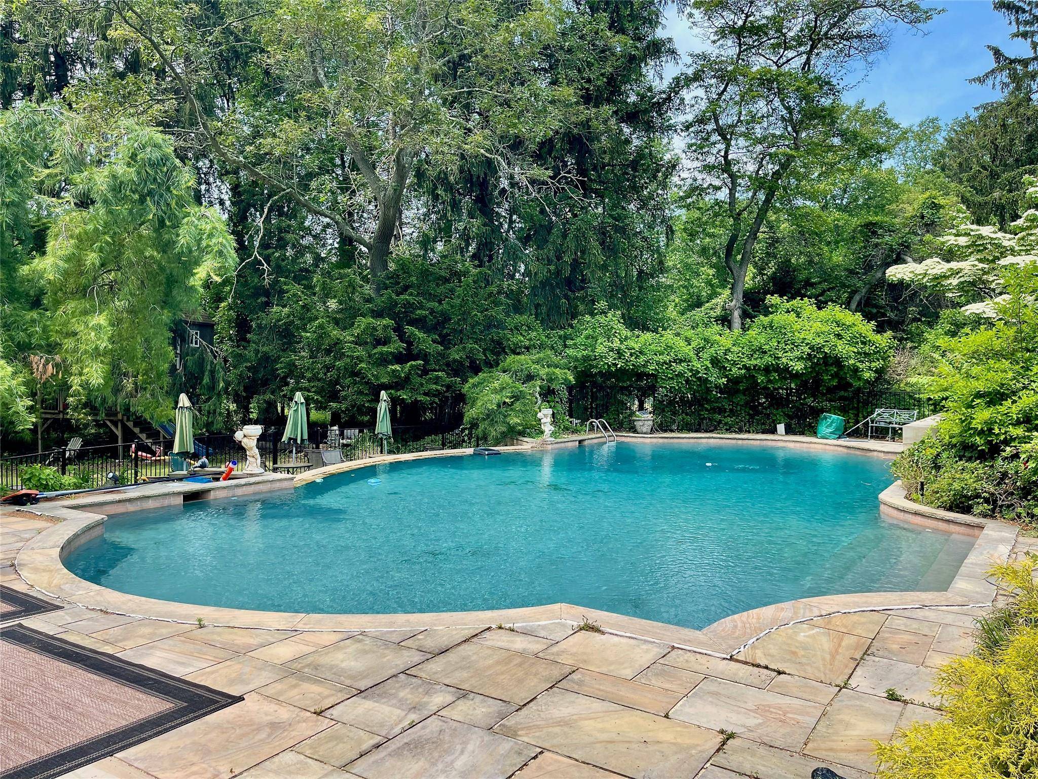 Muttontown, NY 11545,6 Hidden Pond