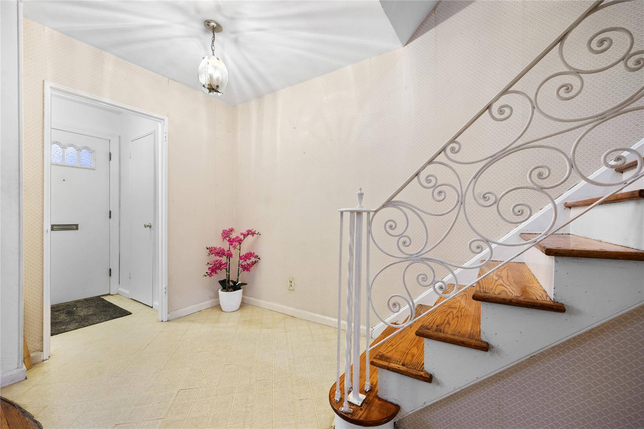 Flushing, NY 11355,148-25 58th AVE