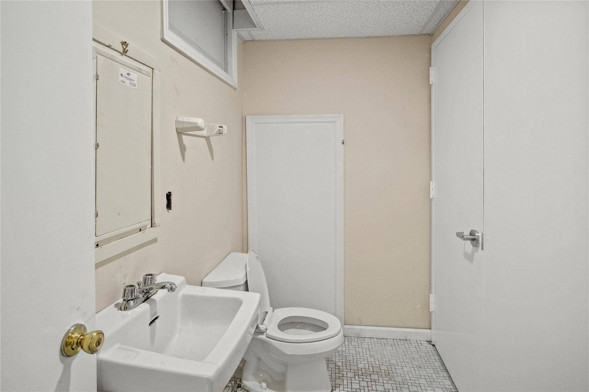 Locust Valley, NY 11560,191 Forest AVE #LL