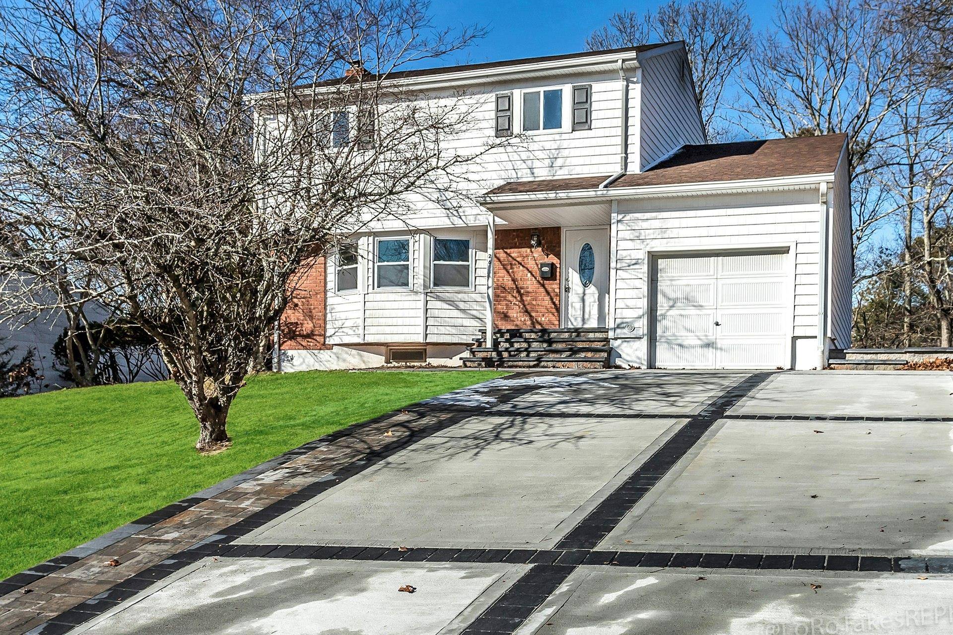 Smithtown, NY 11787,26 Morewood DR