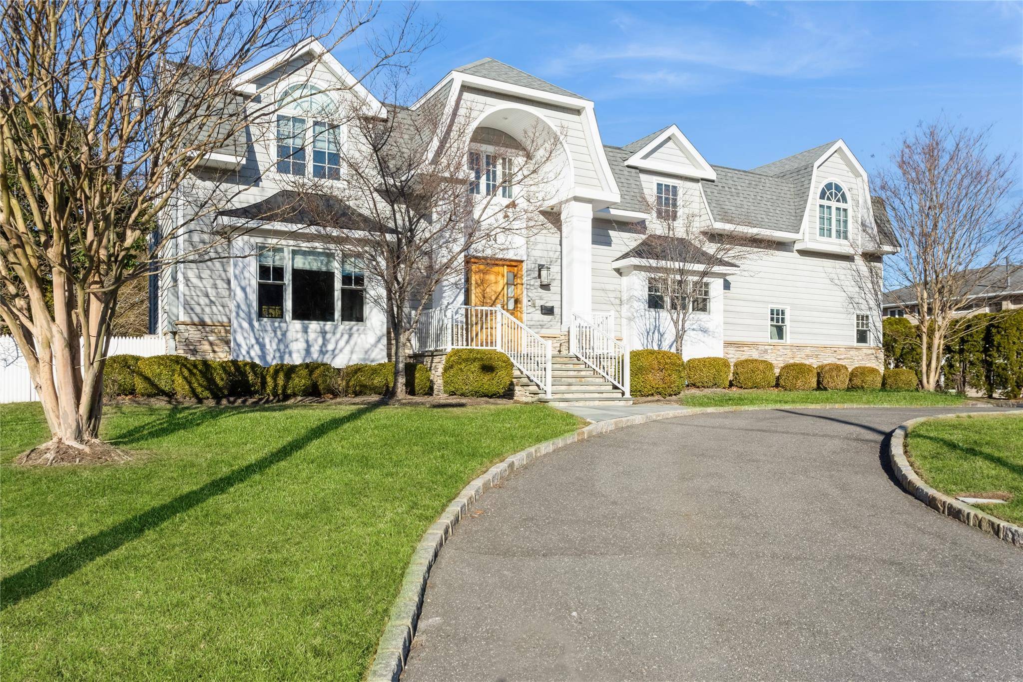 Lawrence, NY 11559,54 Barrett RD