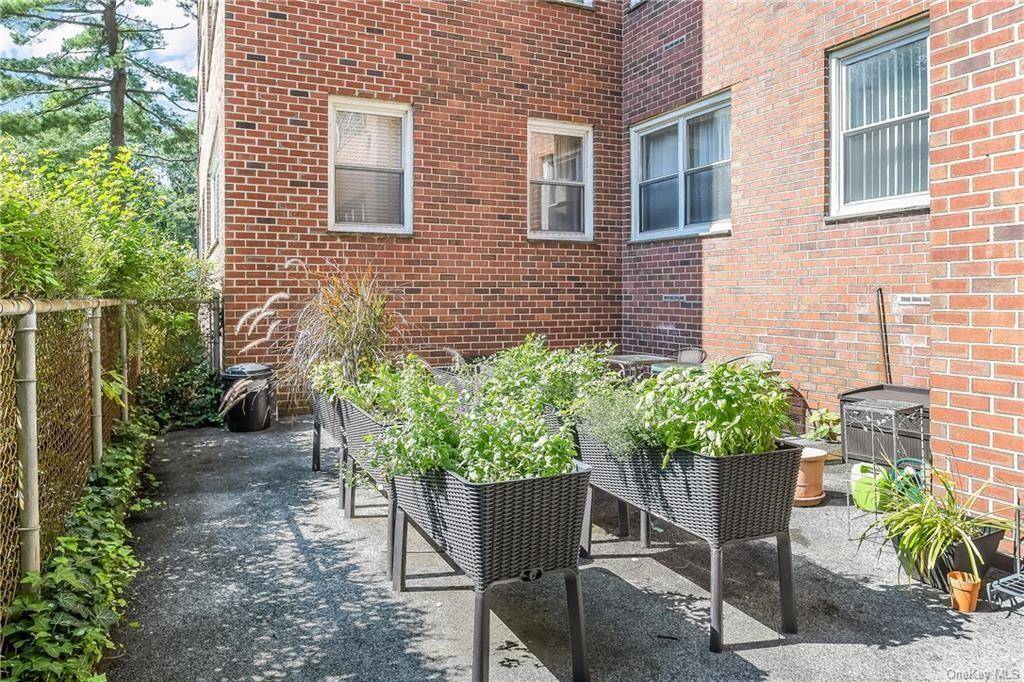 Scarsdale, NY 10583,230 Garth RD #6D1