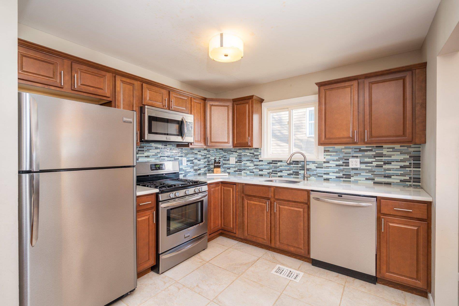 Lindenhurst, NY 11757,21 E Seacrest AVE