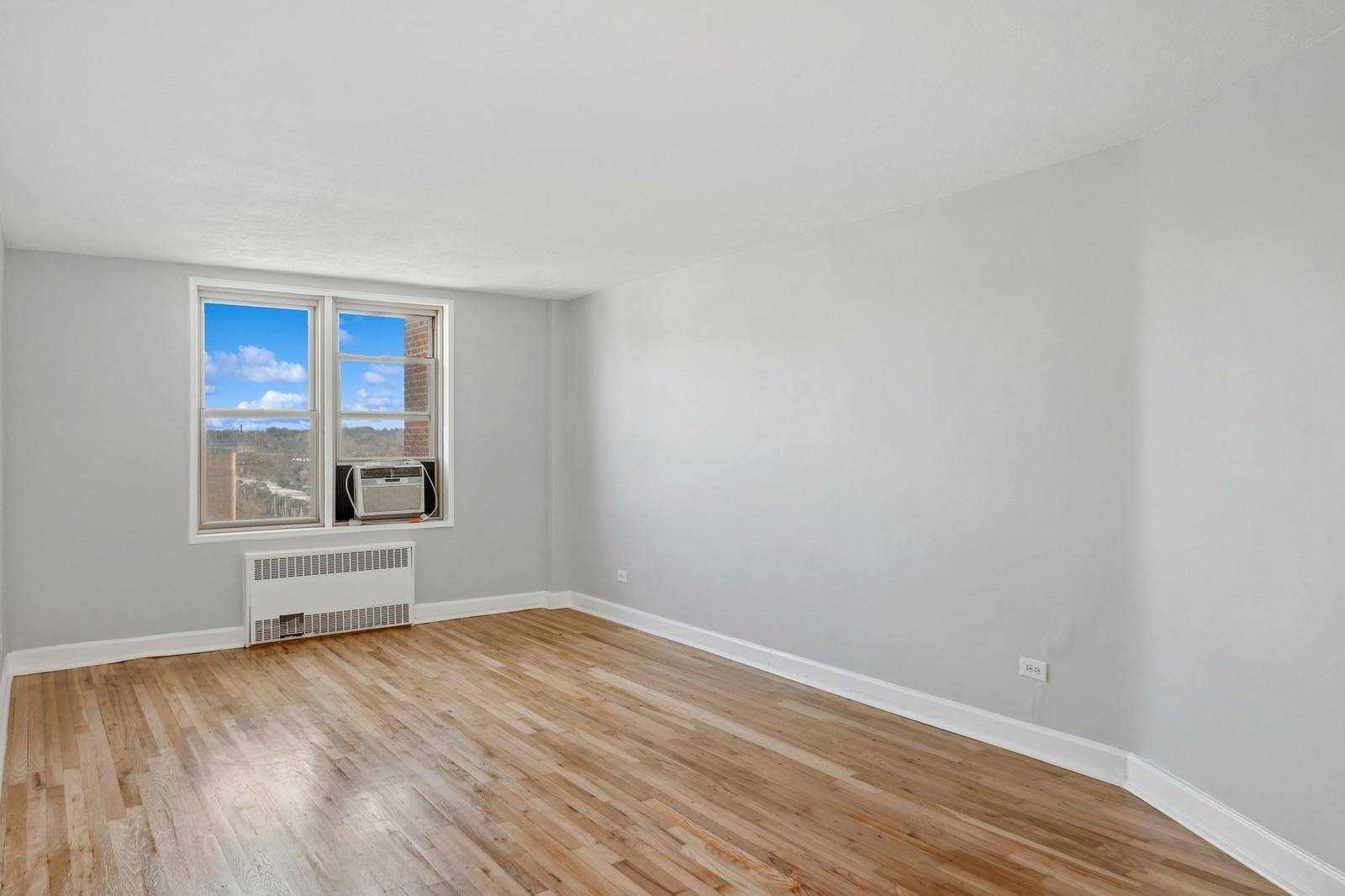 Forest Hills, NY 1 1 3 75,67-25 Clyde ST #6K