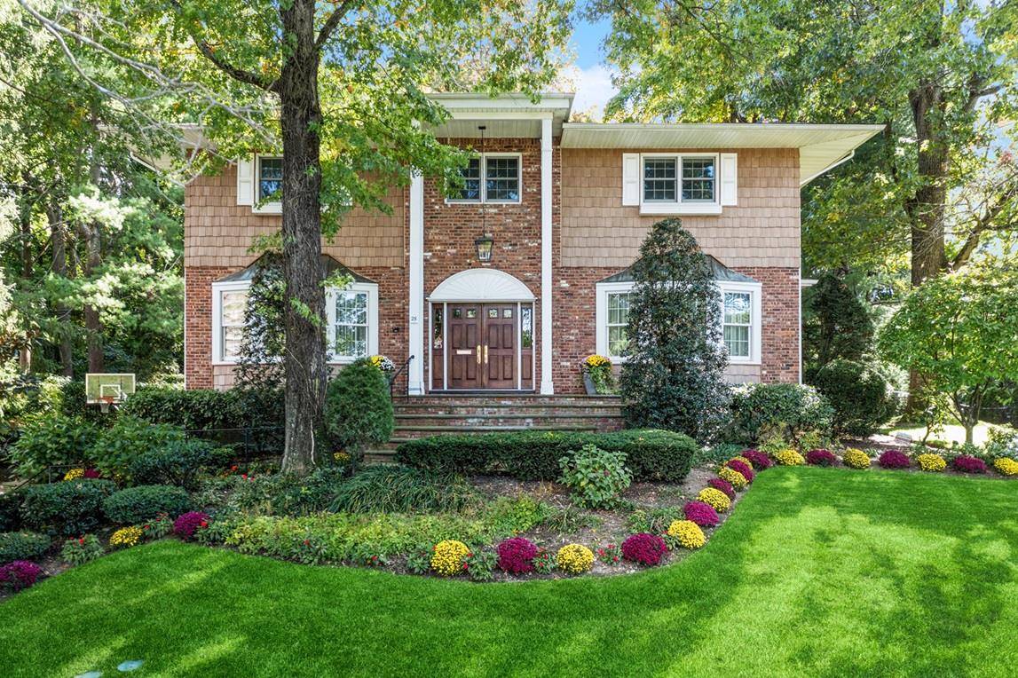 East Hills, NY 11576,25 Wren DR