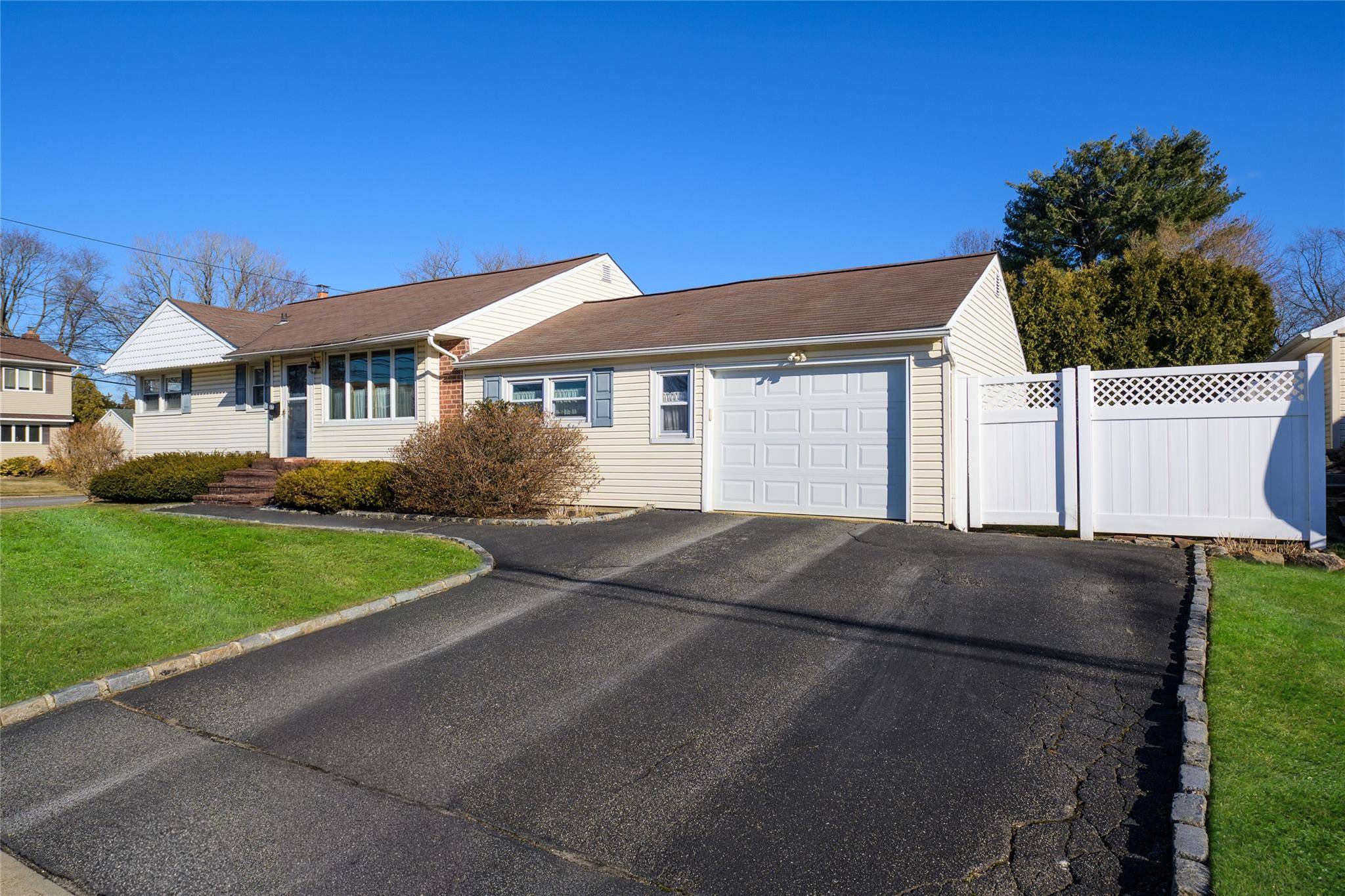 Syosset, NY 11791,27 1/2 Greenway DR