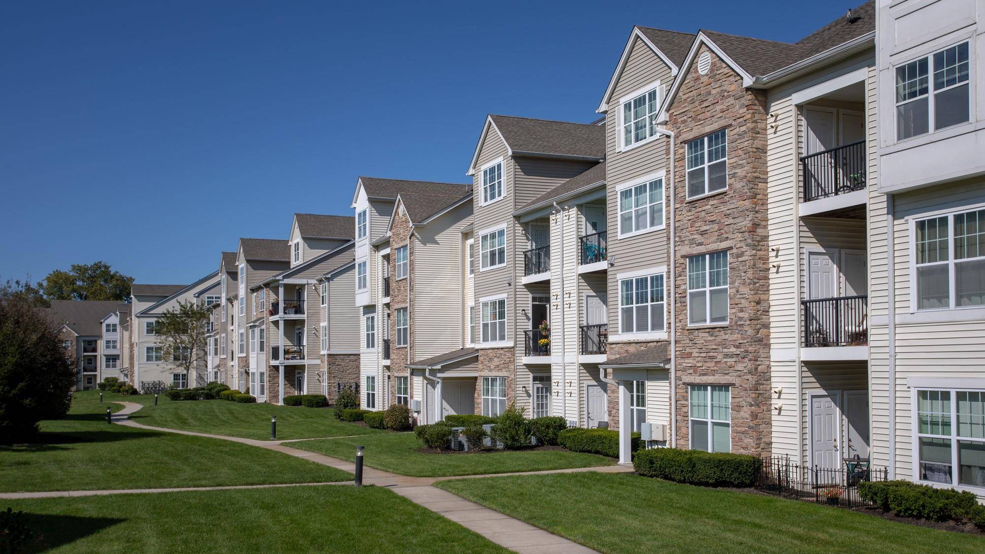 Coram, NY 11727,1 Charles Pond DR #7-725