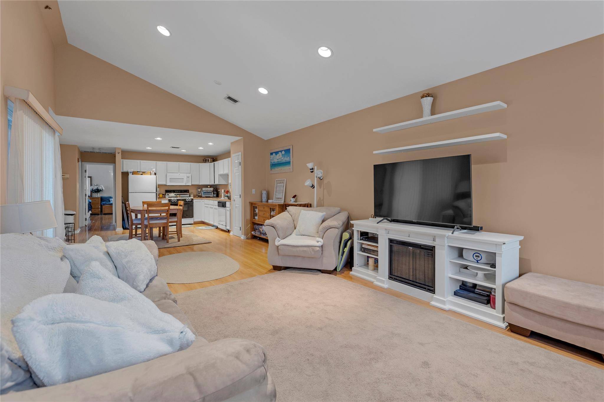 Port Jefferson Station, NY 11776,19 Commodore CIR #19