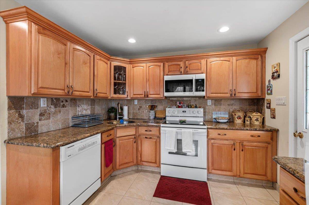 Levittown, NY 11756,42 Primrose LN