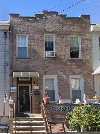 Middle Village, NY 11379,68-44 76th ST
