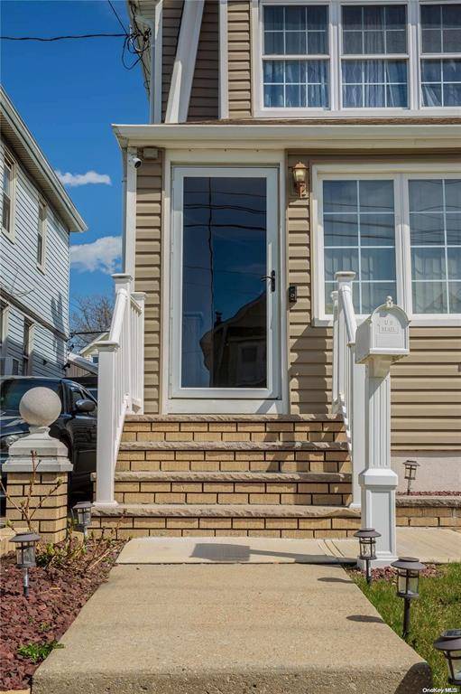 Queens Village, NY 11428,93-33 207th ST