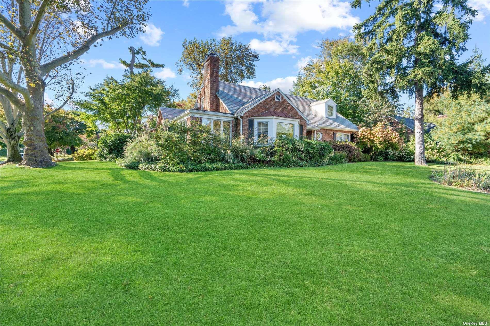East Hills, NY 11577,25 Glenwood LN