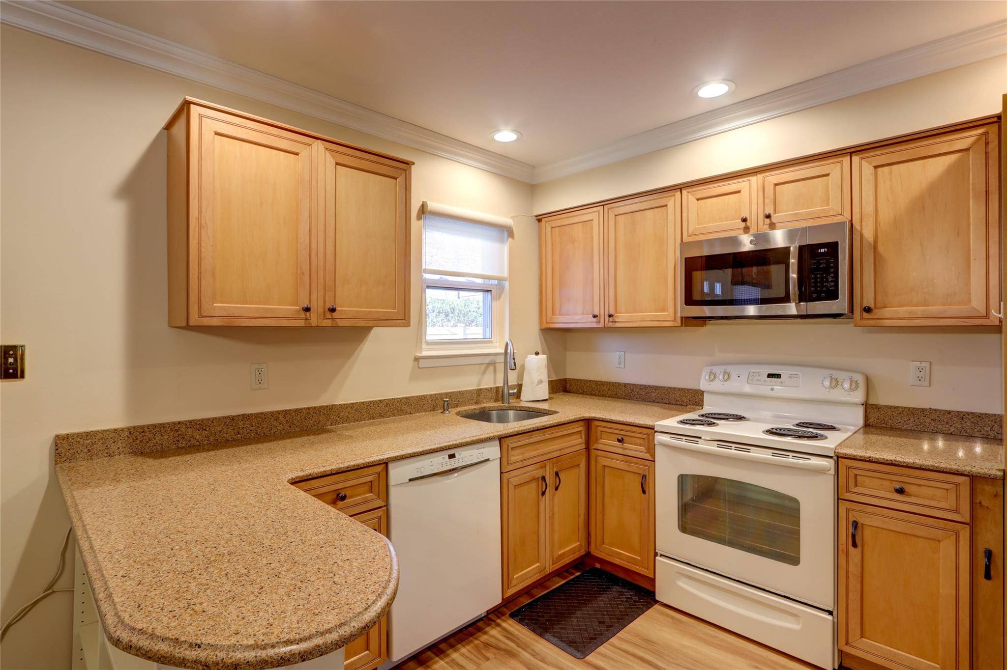 Rockville Centre, NY 11570,70 Maine Avenue #21