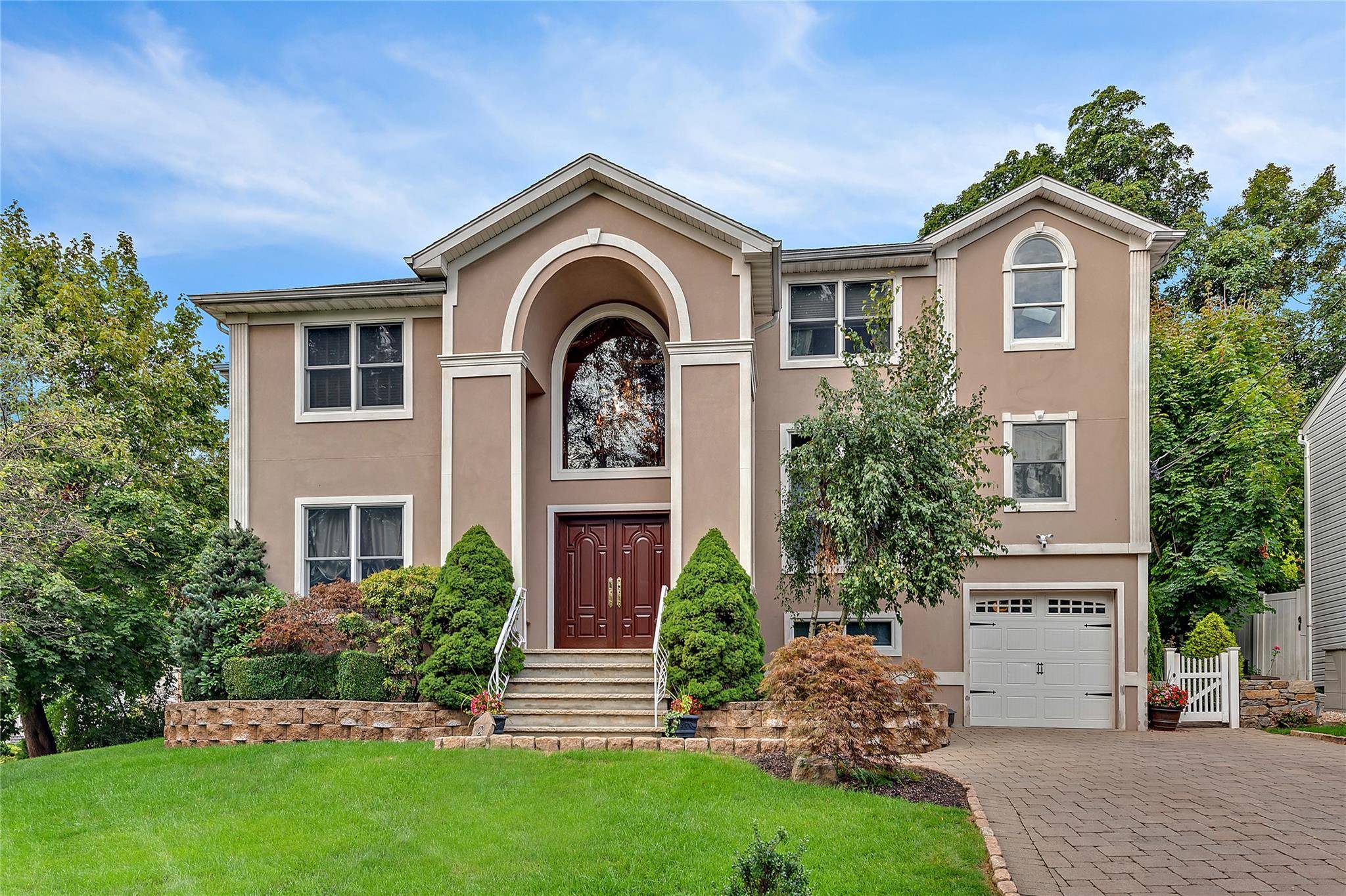 Yonkers, NY 10710,2 Dorchester DR