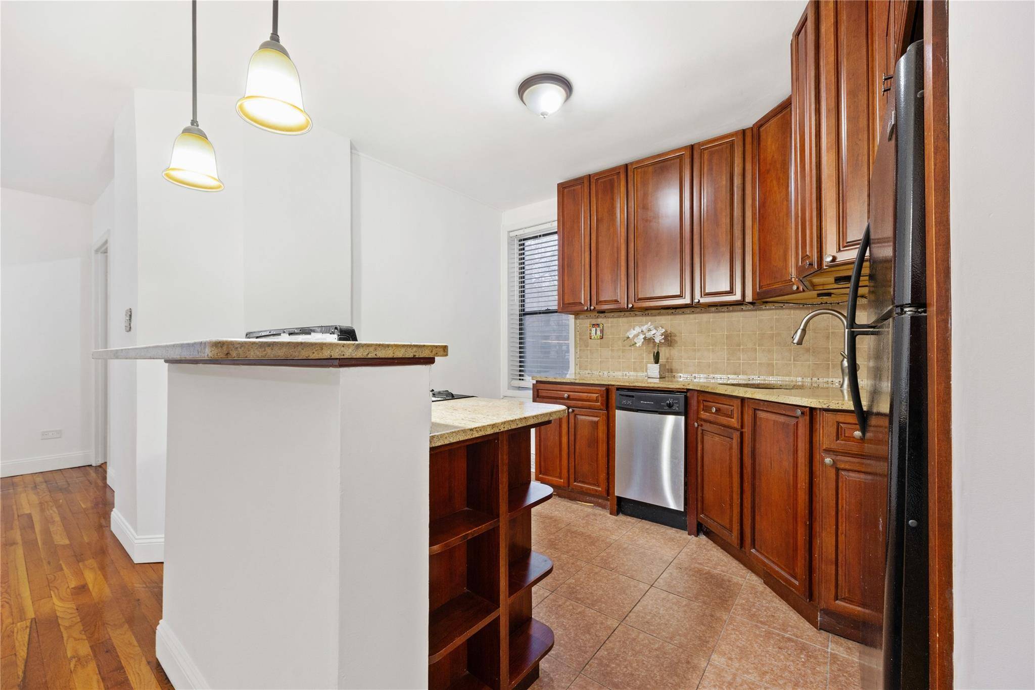 Briarwood, NY 11435,140-10 84th DR #1B