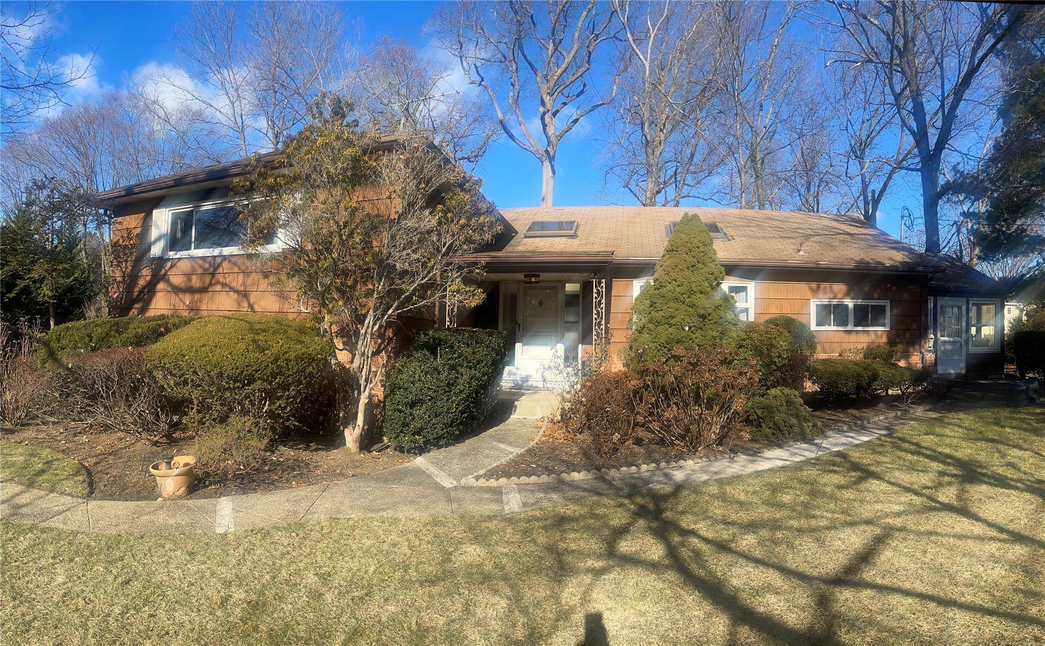 Roslyn, NY 11576,67 Fernwood LN