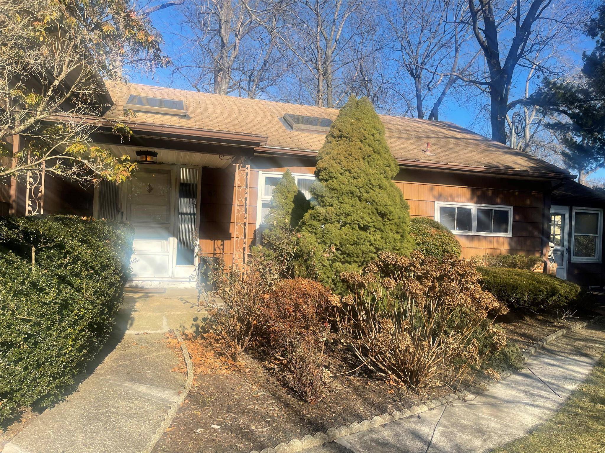 Roslyn, NY 11576,67 Fernwood LN