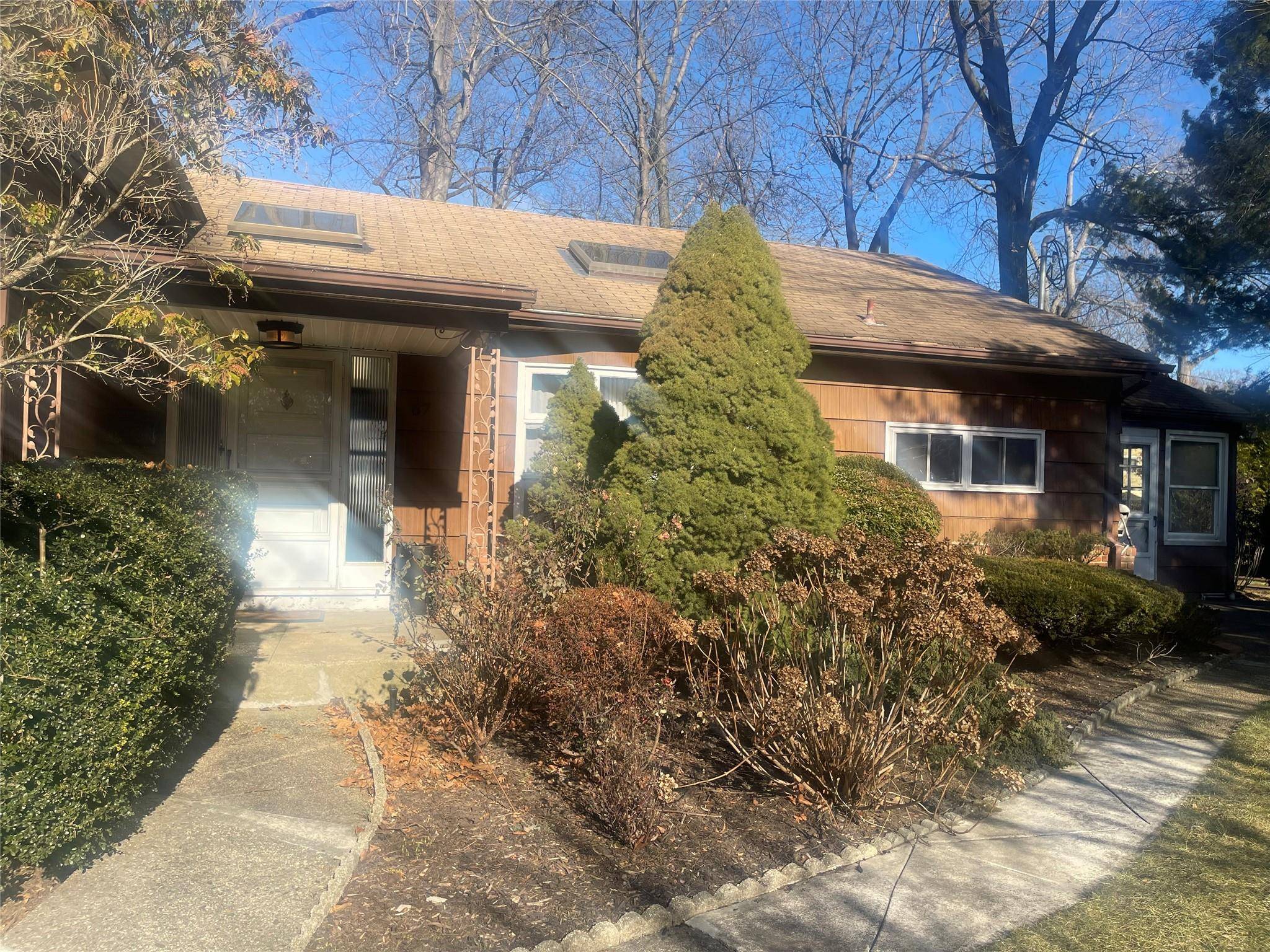 Roslyn, NY 11576,67 Fernwood LN