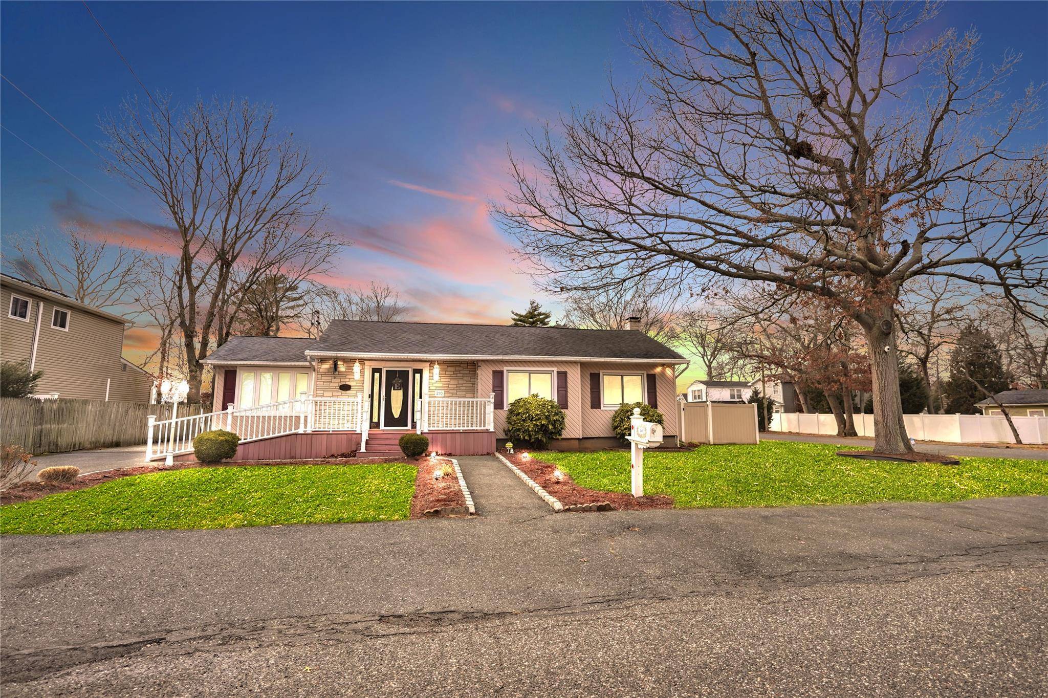 Holtsville, NY 11742,210 Woodycrest DR