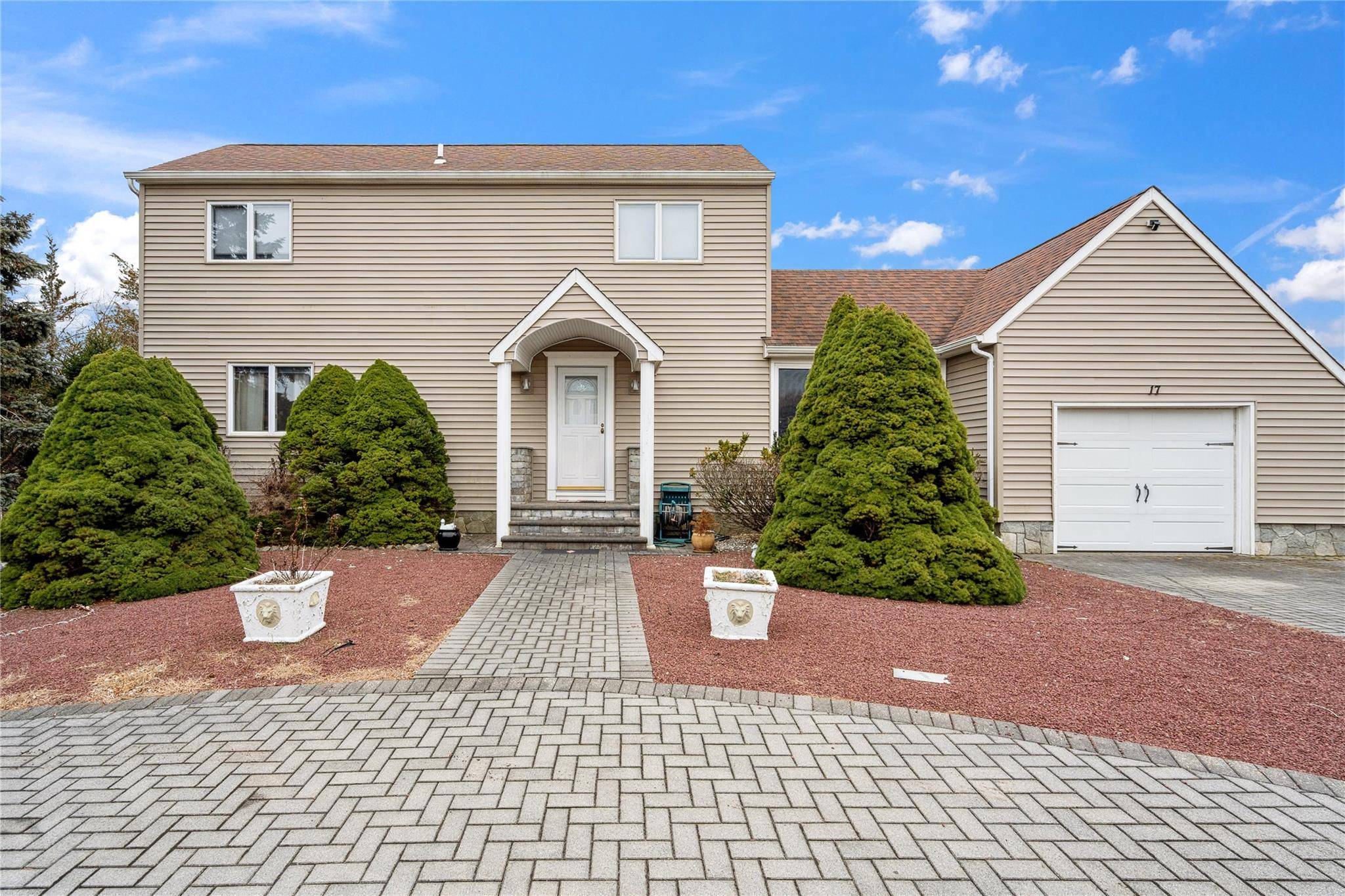 Hampton Bays, NY 11946,17 Washington DR