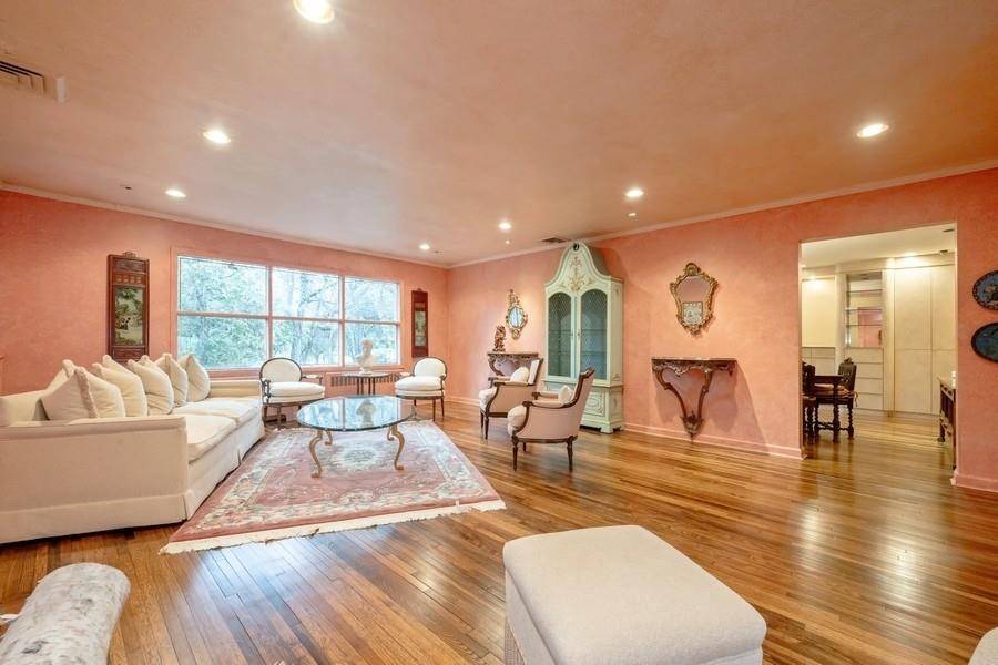 Old Westbury, NY 11568,7 Kings DR