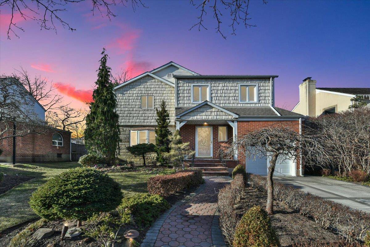 Hollis Hills, NY 11427,82-22 214th ST