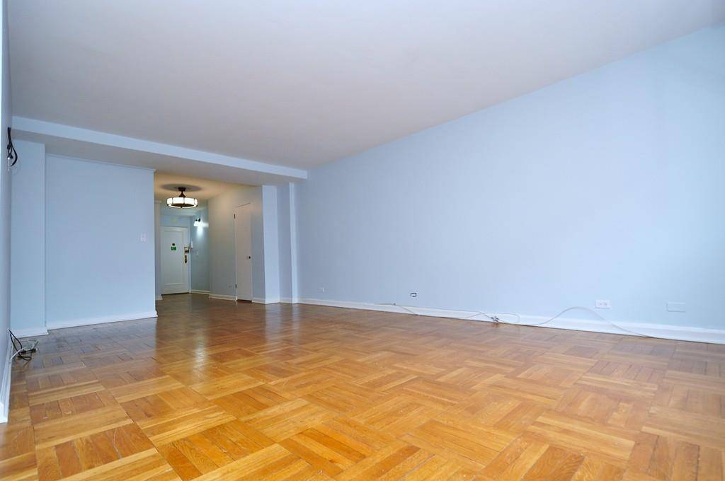 Scarsdale, NY 10583,235 Garth RD #D4C