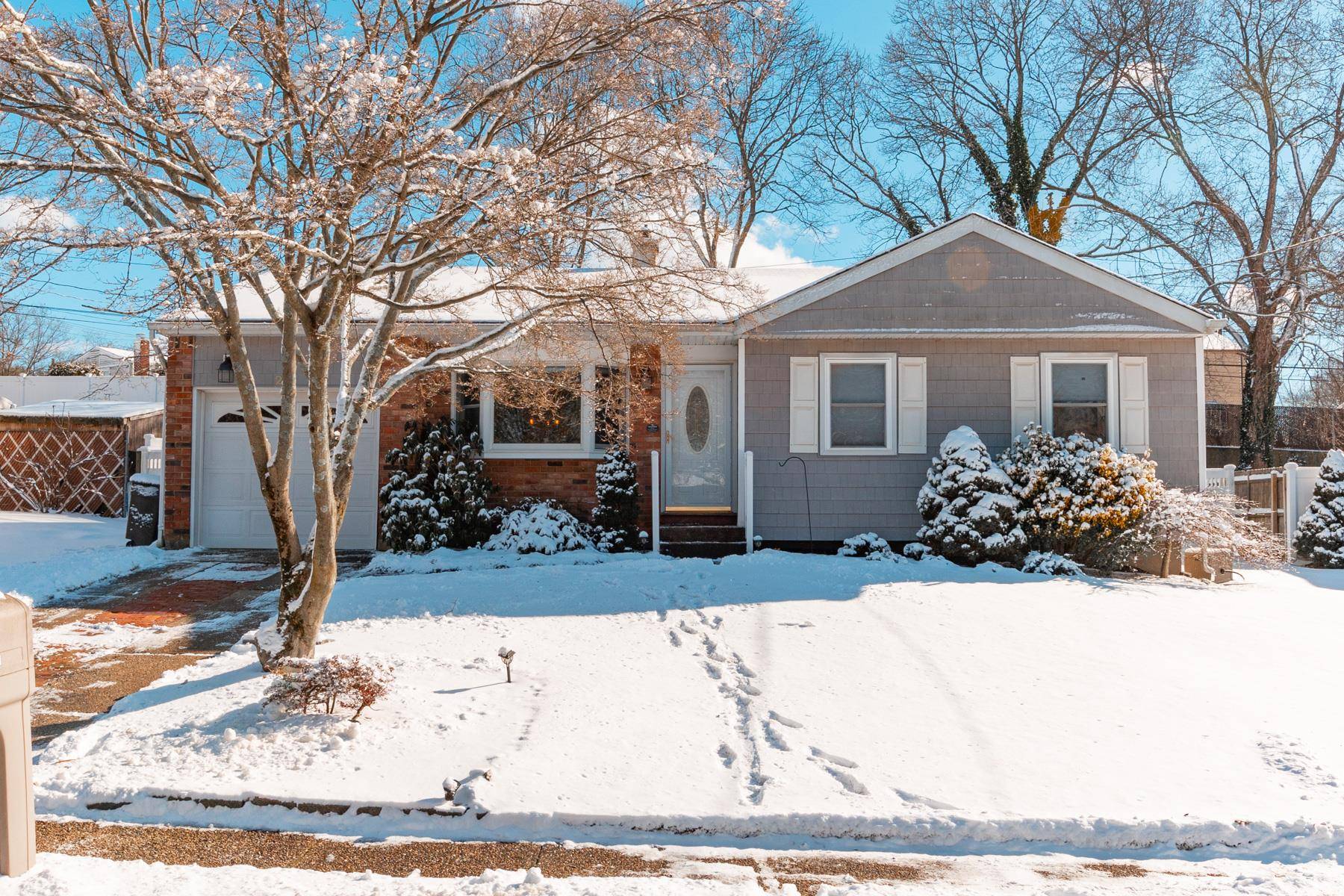 Lake Grove, NY 11755,28 Longstreet DR