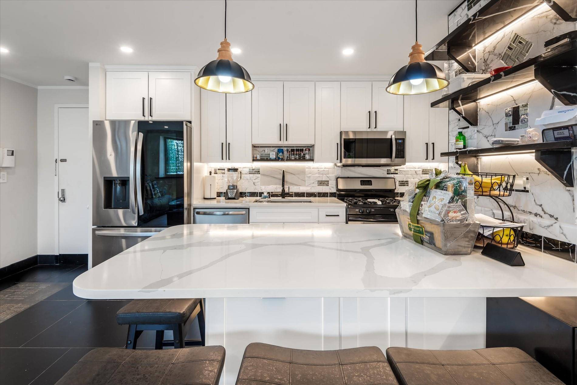 Middle Village, NY 11379,72-52 Metropolitan #3D
