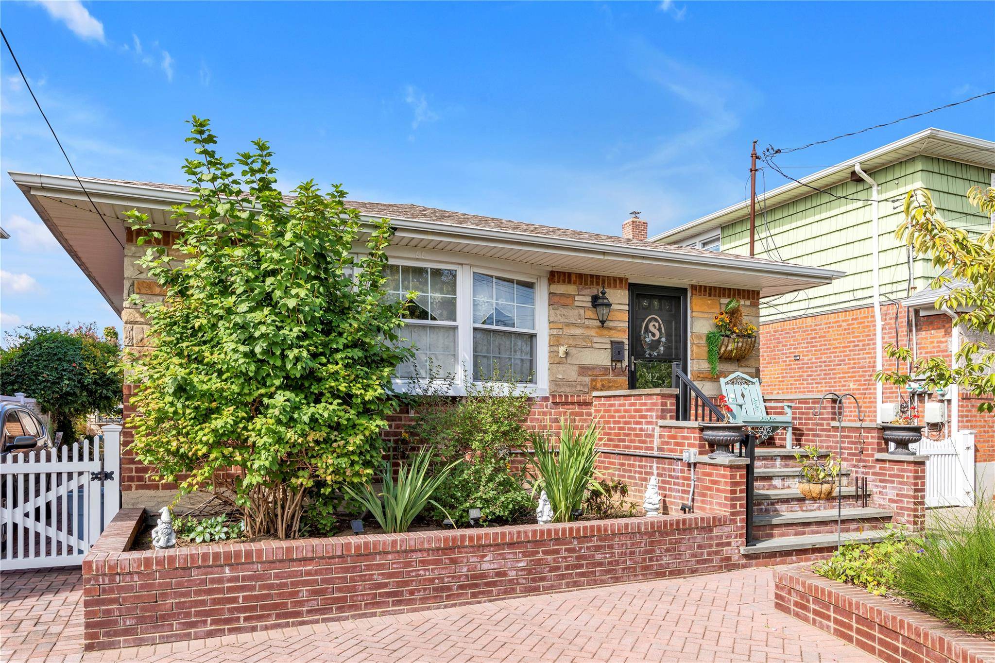 Howard Beach, NY 11414,157-42 98th ST