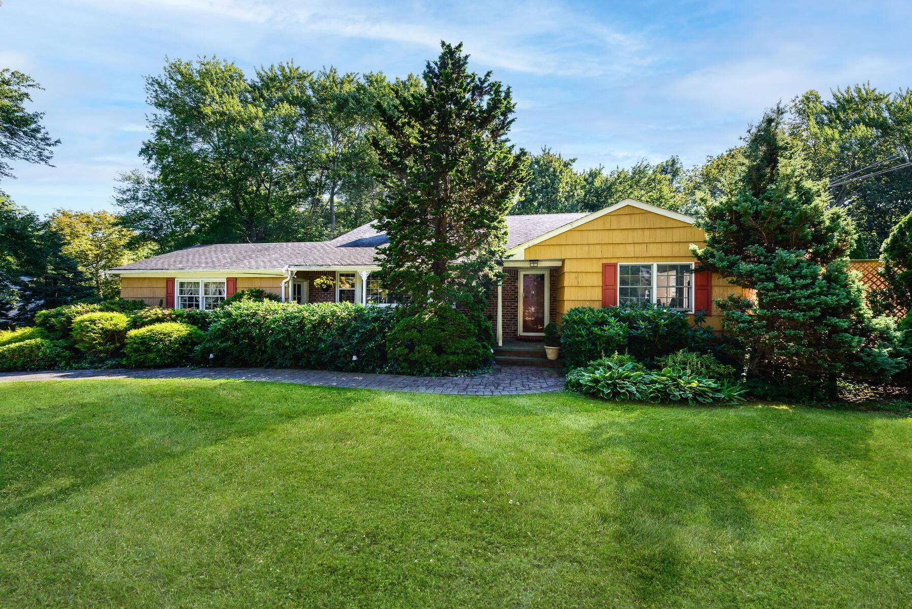 Huntington, NY 11743,30 Greenhill LN