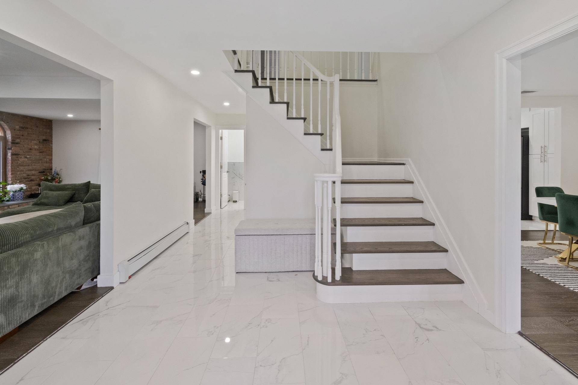 Smithtown, NY 11787,32 Hemlock LN