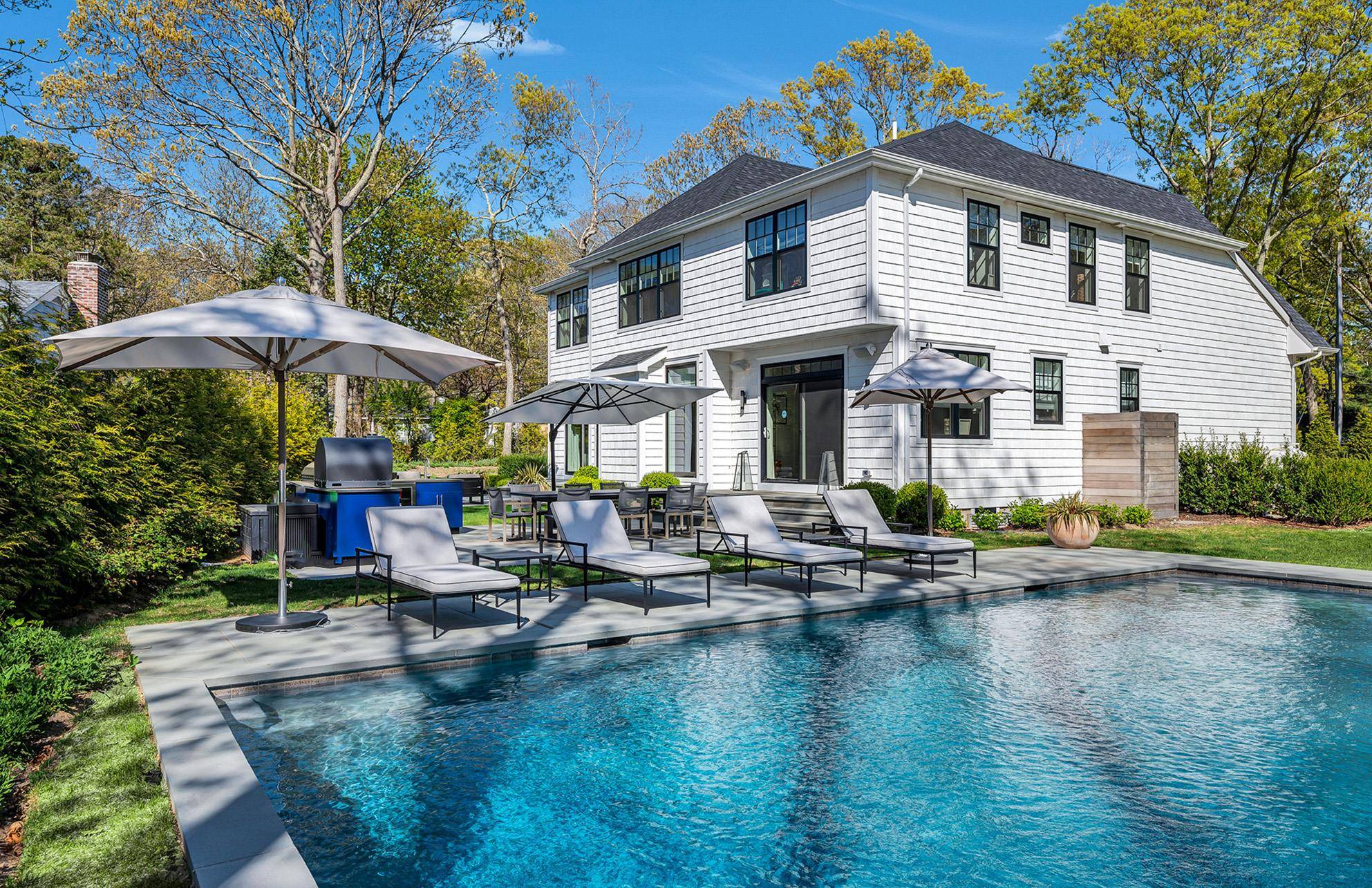Southampton, NY 11968,17 Bay View RD