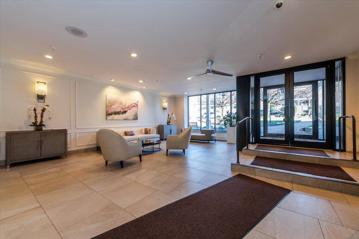 Great Neck, NY 11021,20 Chapel PL #2C