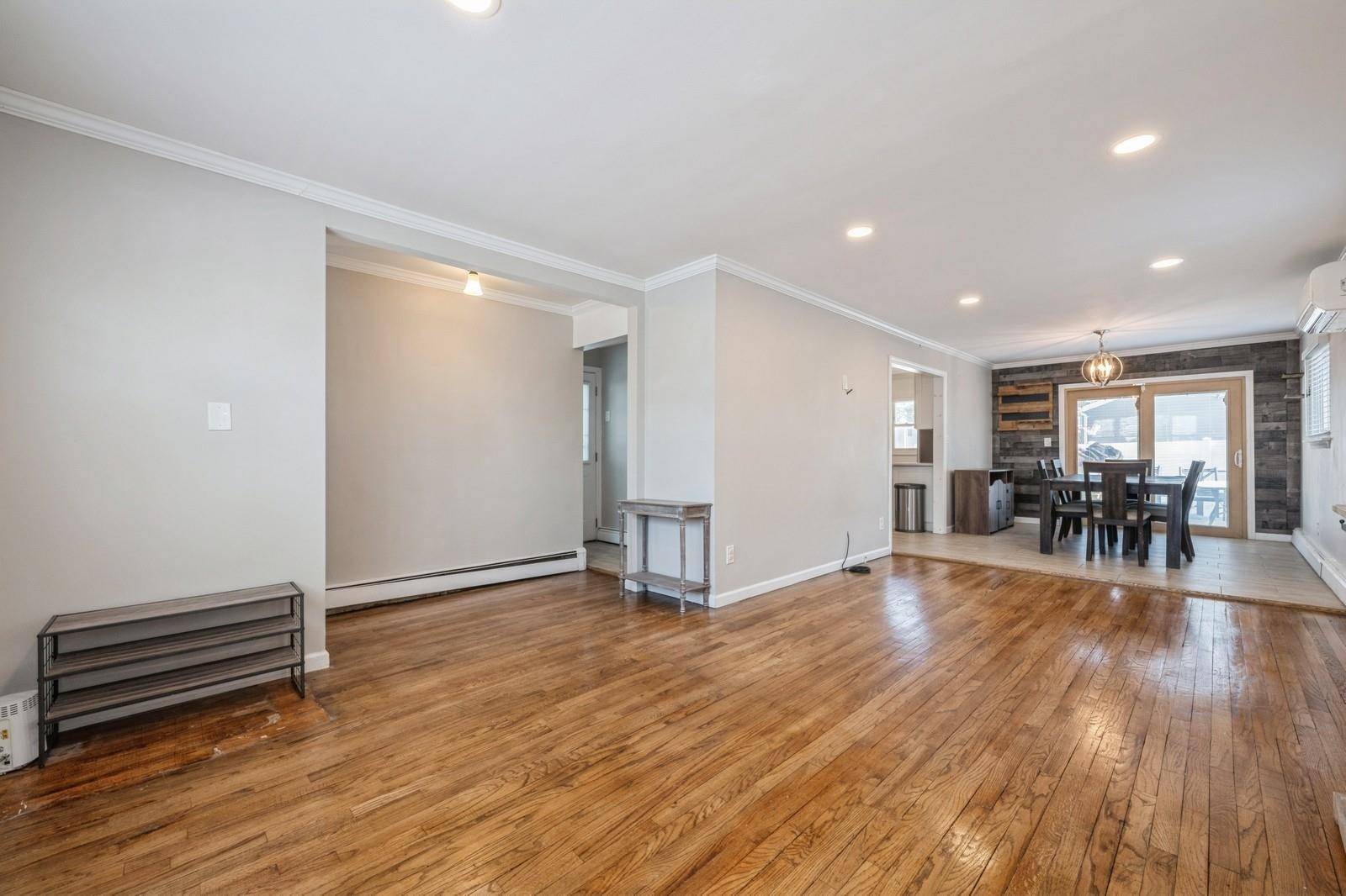 Lindenhurst, NY 11757,42 Madison DR