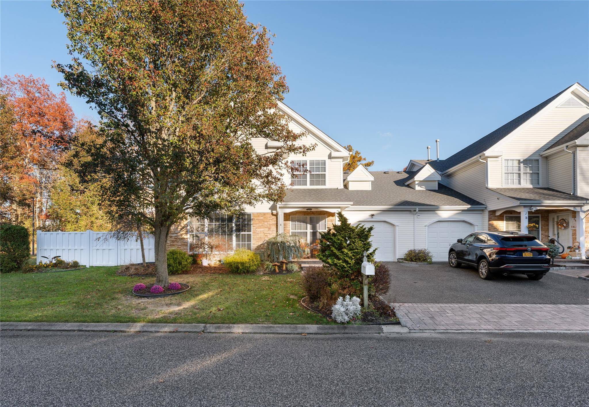 Middle Island, NY 11953,4 Cari LN