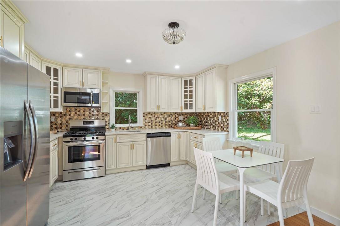 Mount Kisco, NY 10549,52 Red Oak LN