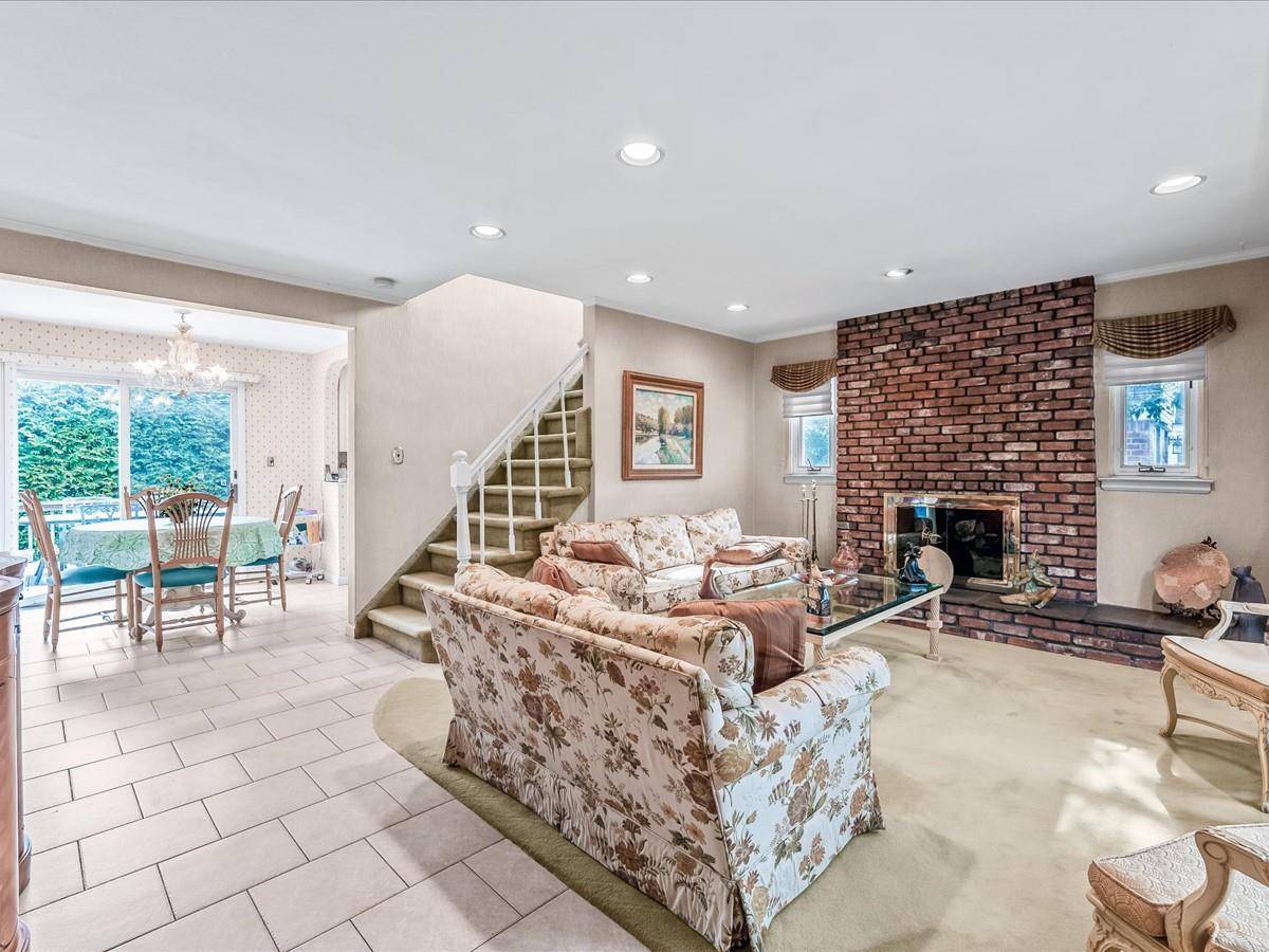 Glen Oaks, NY 11004,80-51 Little Neck Pkwy